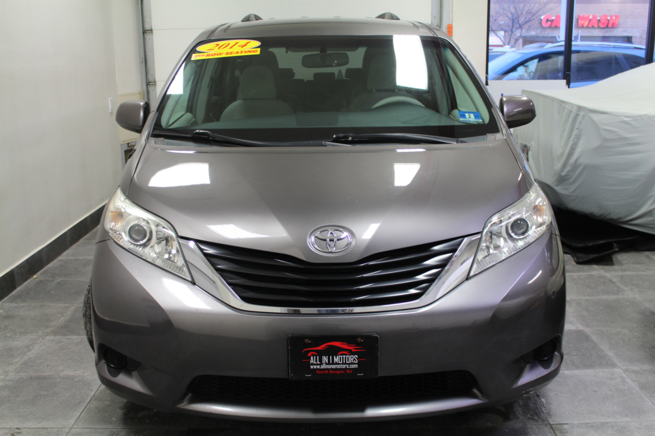 Toyota Sienna 5dr 7-Pass Van V6 LE AWD (Natl) 2014