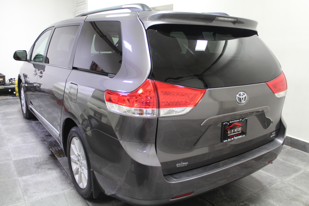 Toyota Sienna 5dr 7-Pass Van V6 LE AWD (Natl) 2014