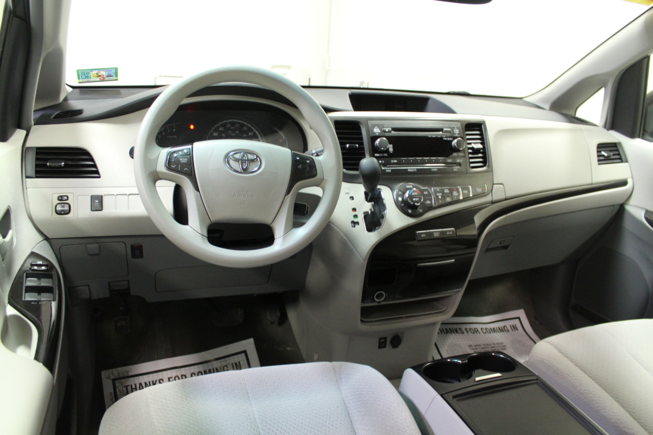 Toyota Sienna 5dr 7-Pass Van V6 LE AWD (Natl) 2014