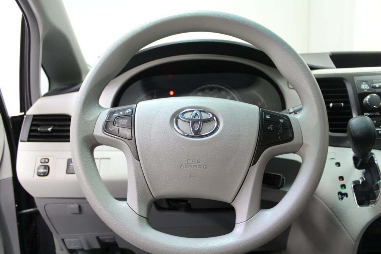 Toyota Sienna 5dr 7-Pass Van V6 LE AWD (Natl) 2014