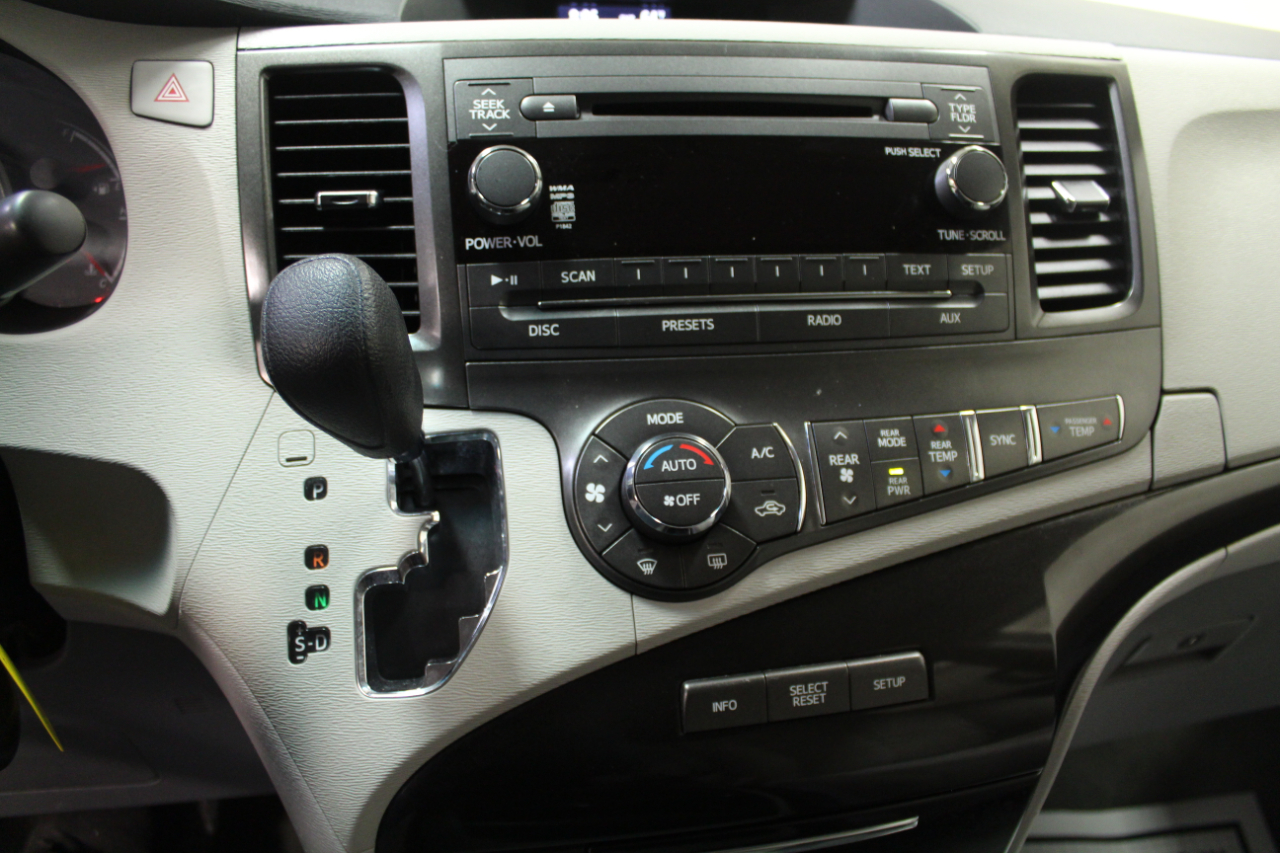 Toyota Sienna 5dr 7-Pass Van V6 LE AWD (Natl) 2014