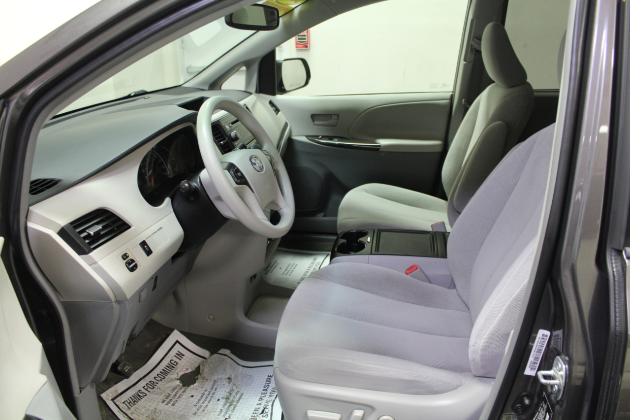 Toyota Sienna 5dr 7-Pass Van V6 LE AWD (Natl) 2014