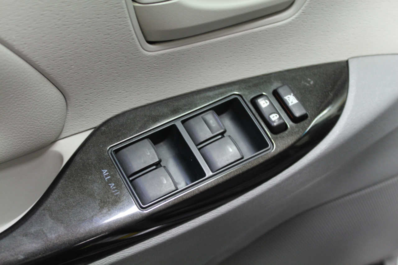 Toyota Sienna 5dr 7-Pass Van V6 LE AWD (Natl) 2014