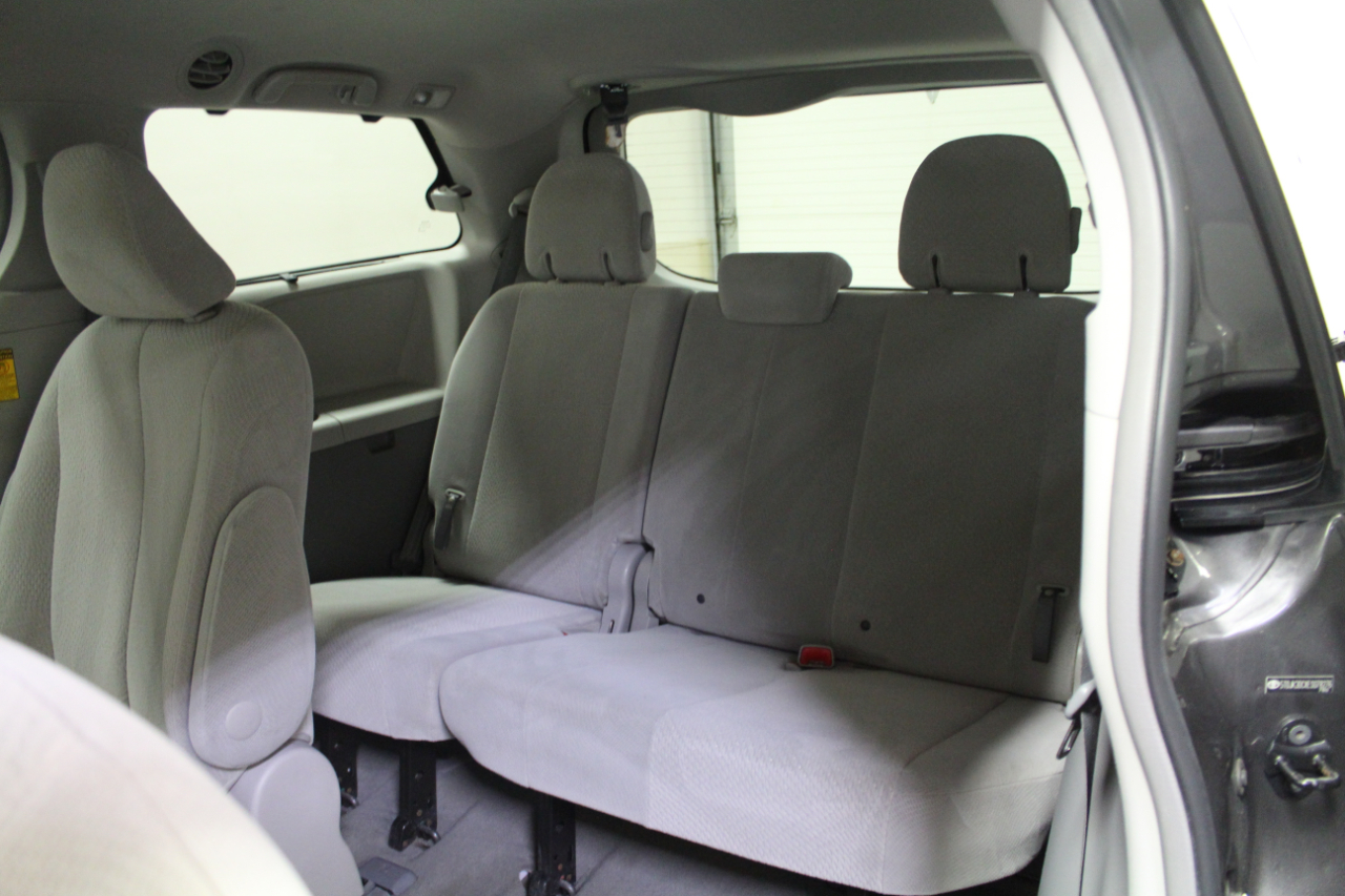 Toyota Sienna 5dr 7-Pass Van V6 LE AWD (Natl) 2014