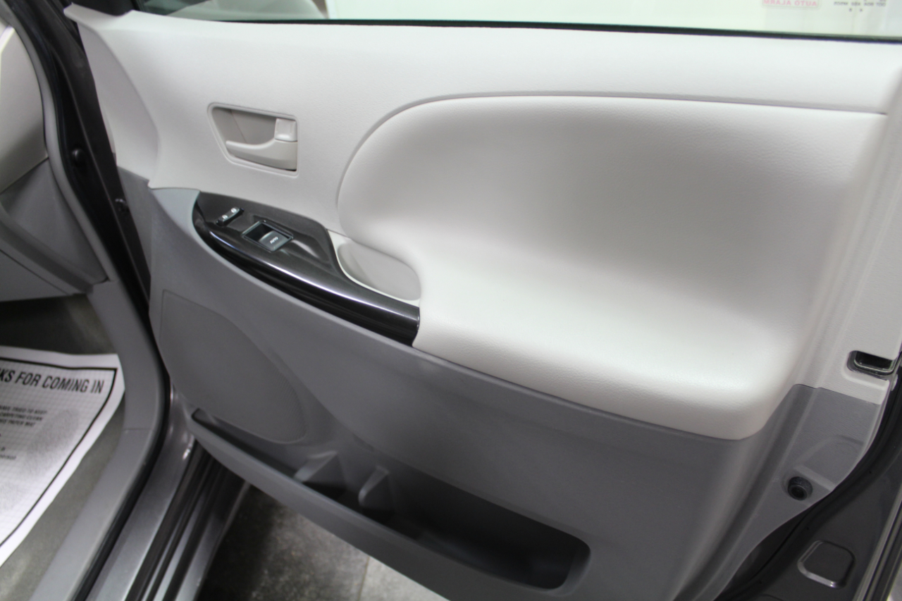 Toyota Sienna 5dr 7-Pass Van V6 LE AWD (Natl) 2014