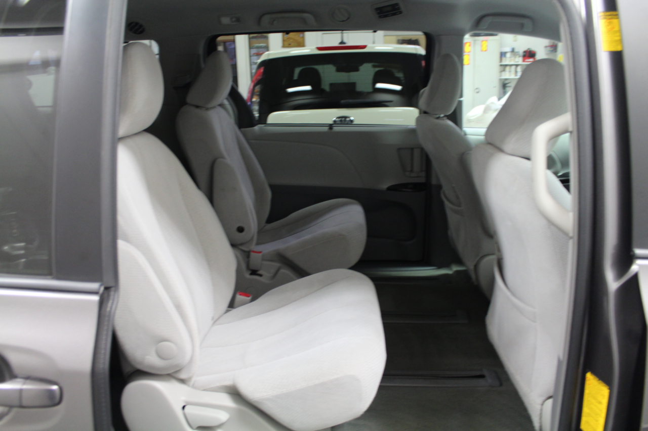 Toyota Sienna 5dr 7-Pass Van V6 LE AWD (Natl) 2014