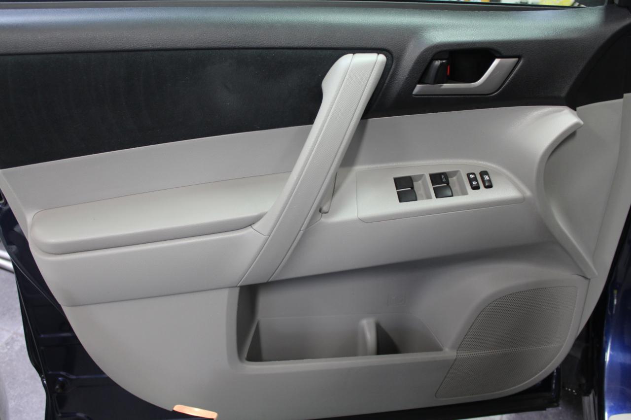 Toyota Highlander 4WD 4dr V6 (Natl) 2012