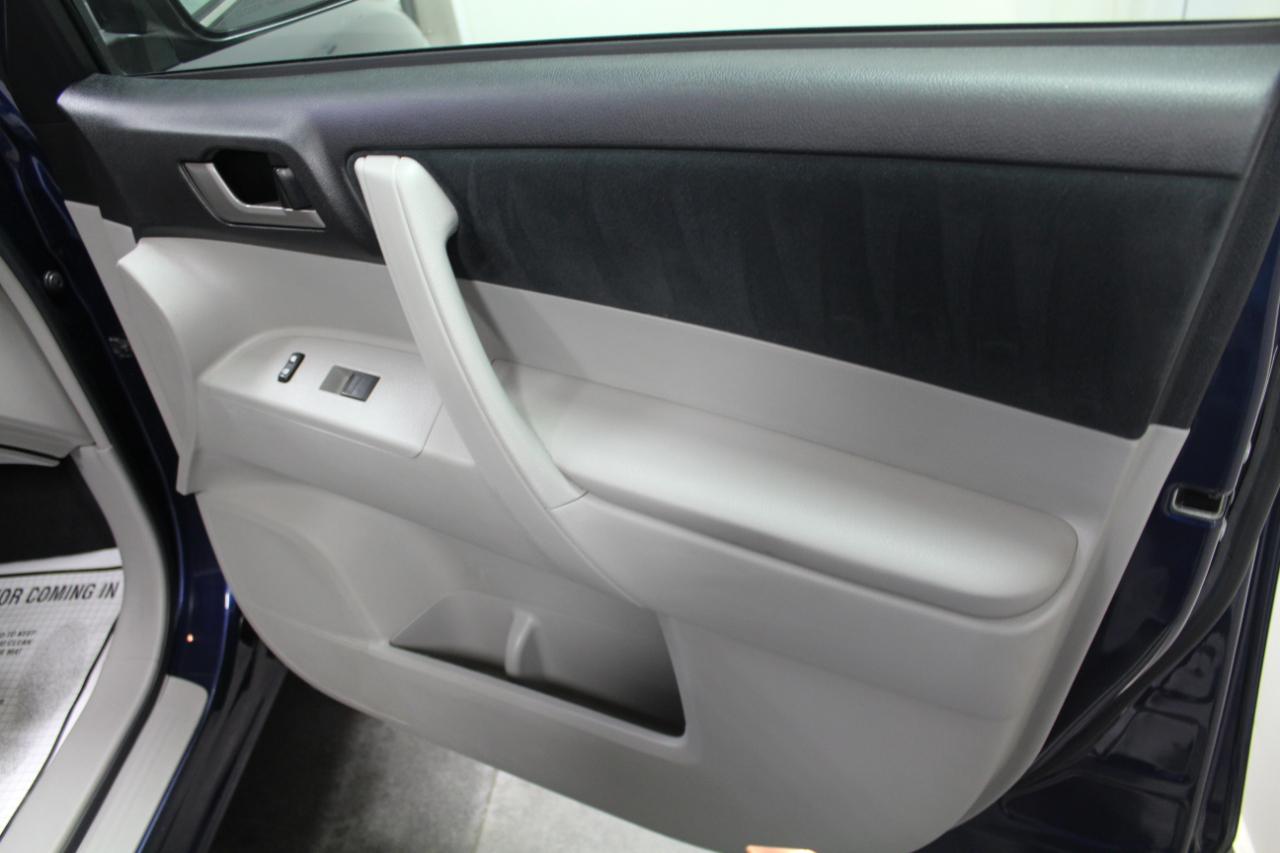 Toyota Highlander 4WD 4dr V6 (Natl) 2012