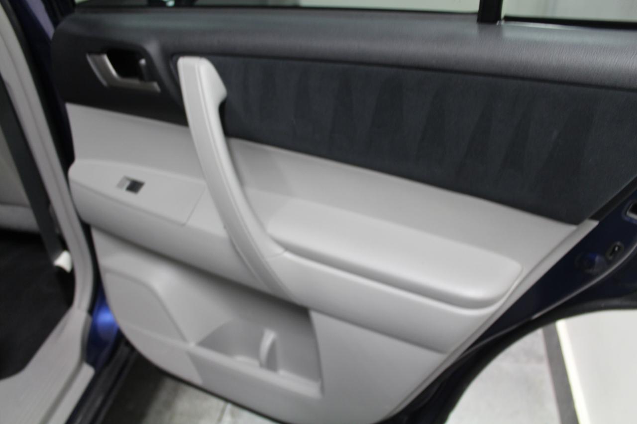 Toyota Highlander 4WD 4dr V6 (Natl) 2012