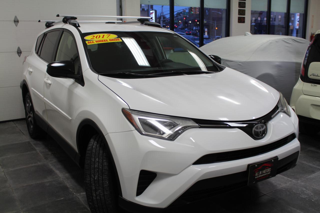 Toyota RAV4 LE AWD (Natl) 2017