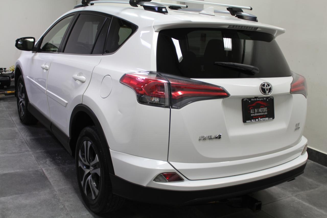 Toyota RAV4 LE AWD (Natl) 2017