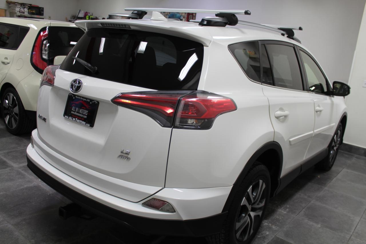 Toyota RAV4 LE AWD (Natl) 2017