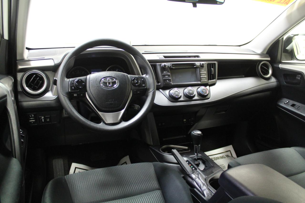 Toyota RAV4 LE AWD (Natl) 2017