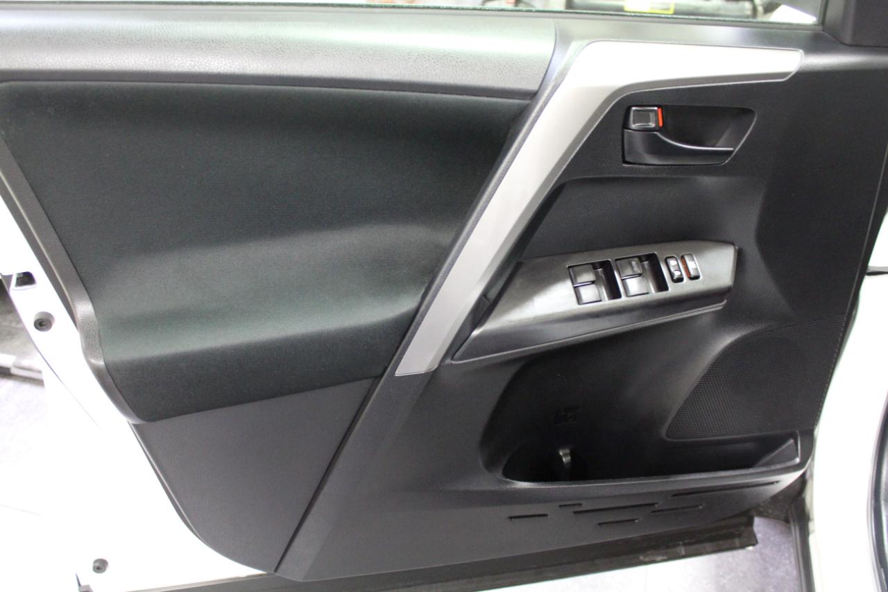 Toyota RAV4 LE AWD (Natl) 2017