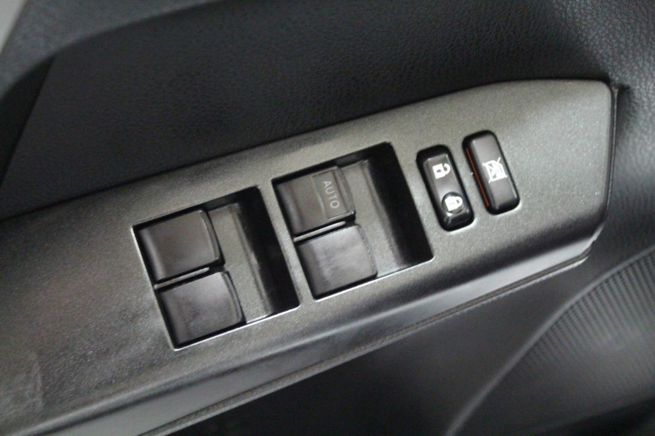 Toyota RAV4 LE AWD (Natl) 2017