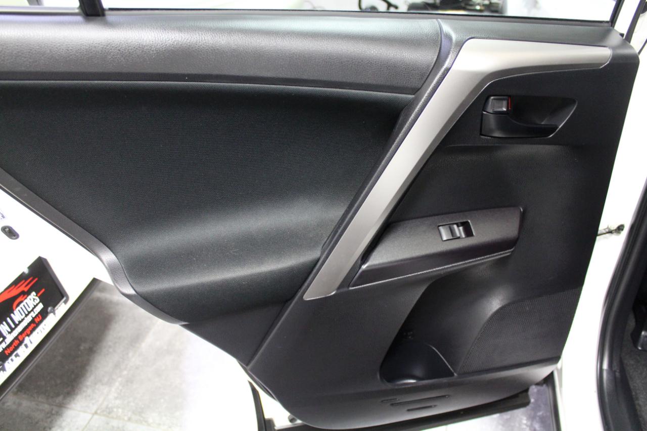 Toyota RAV4 LE AWD (Natl) 2017