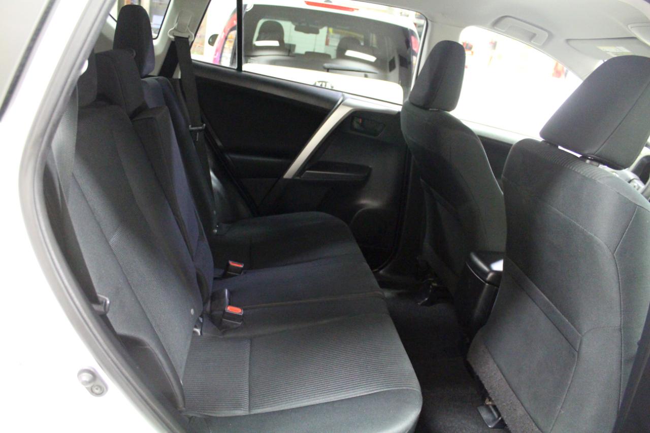 Toyota RAV4 LE AWD (Natl) 2017