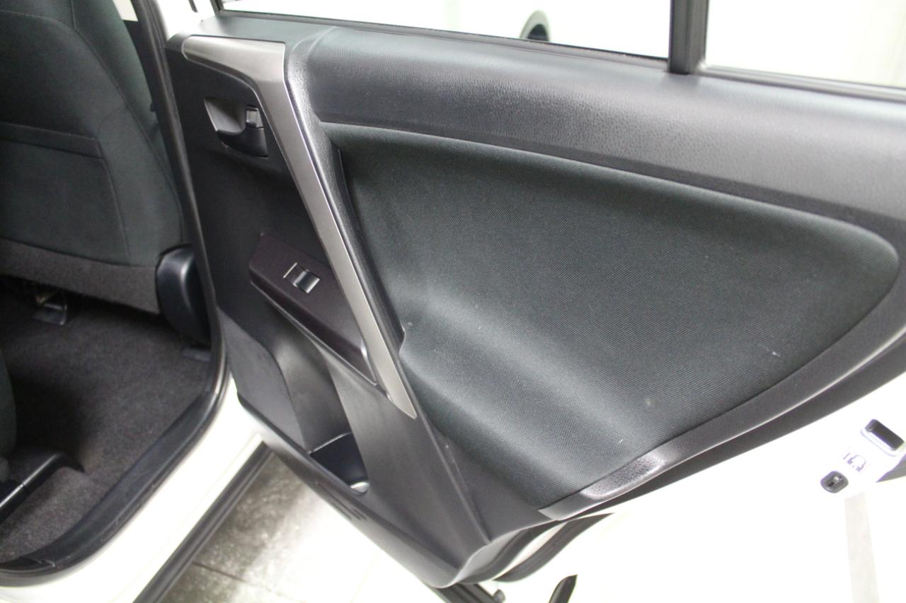 Toyota RAV4 LE AWD (Natl) 2017