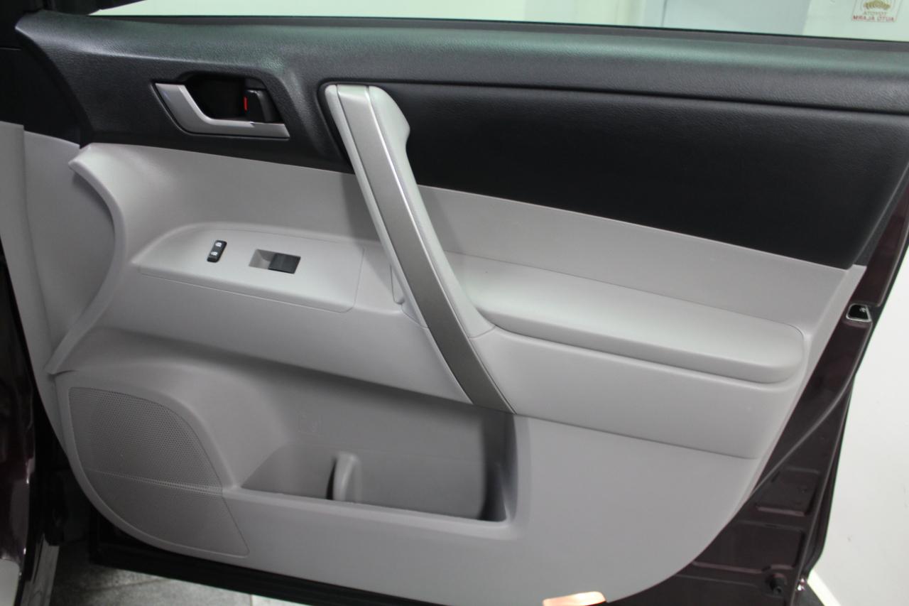 Toyota Highlander FWD 4dr V6 (Natl) 2013