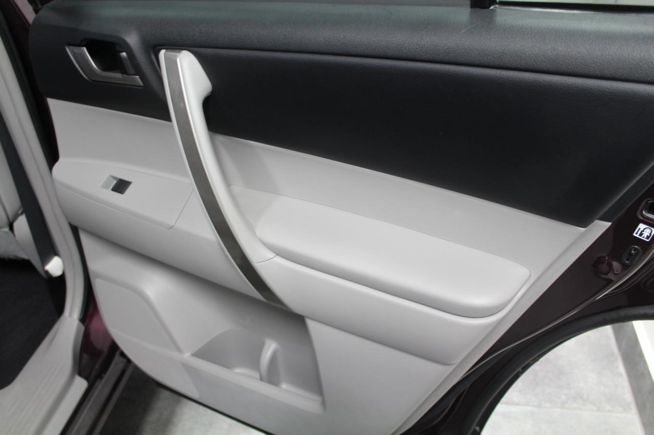 Toyota Highlander FWD 4dr V6 (Natl) 2013