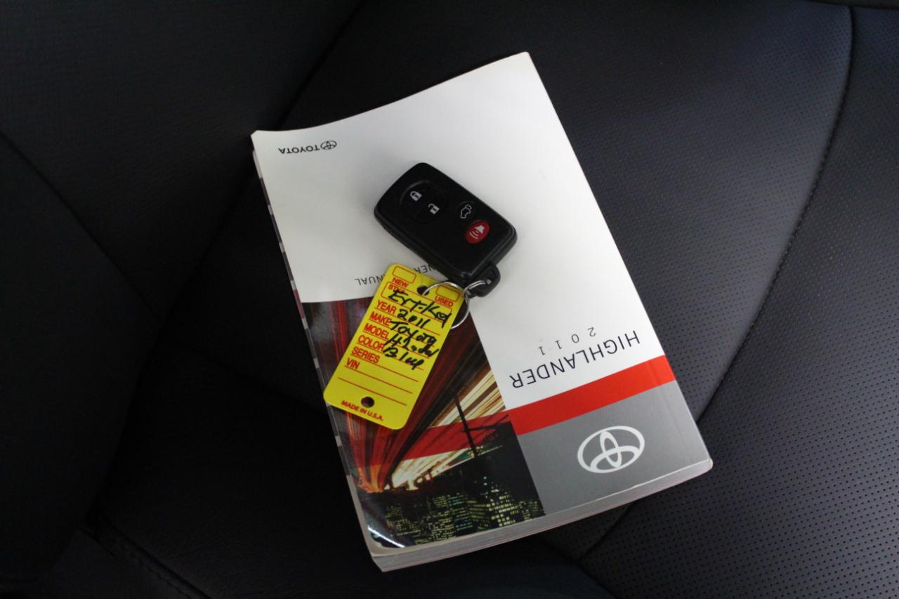 Toyota Highlander 4WD 4dr V6 Limited (Natl) 2011