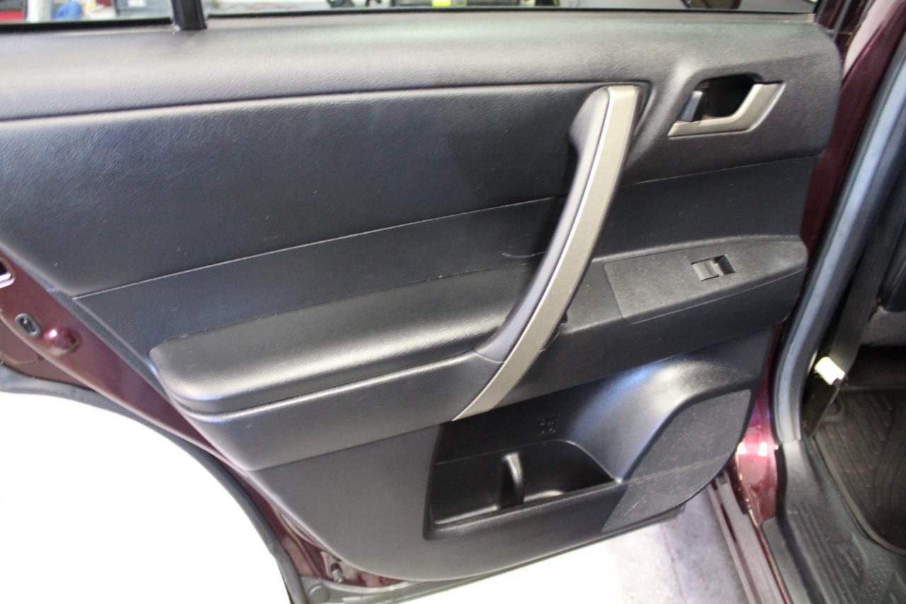 Toyota Highlander 4WD 4dr V6 Base (Natl) 2011