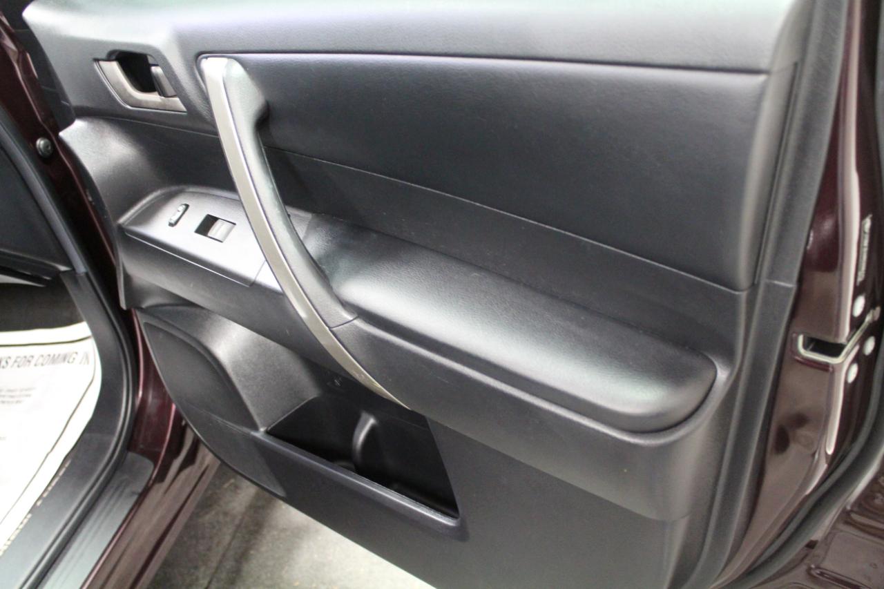 Toyota Highlander 4WD 4dr V6 Base (Natl) 2011