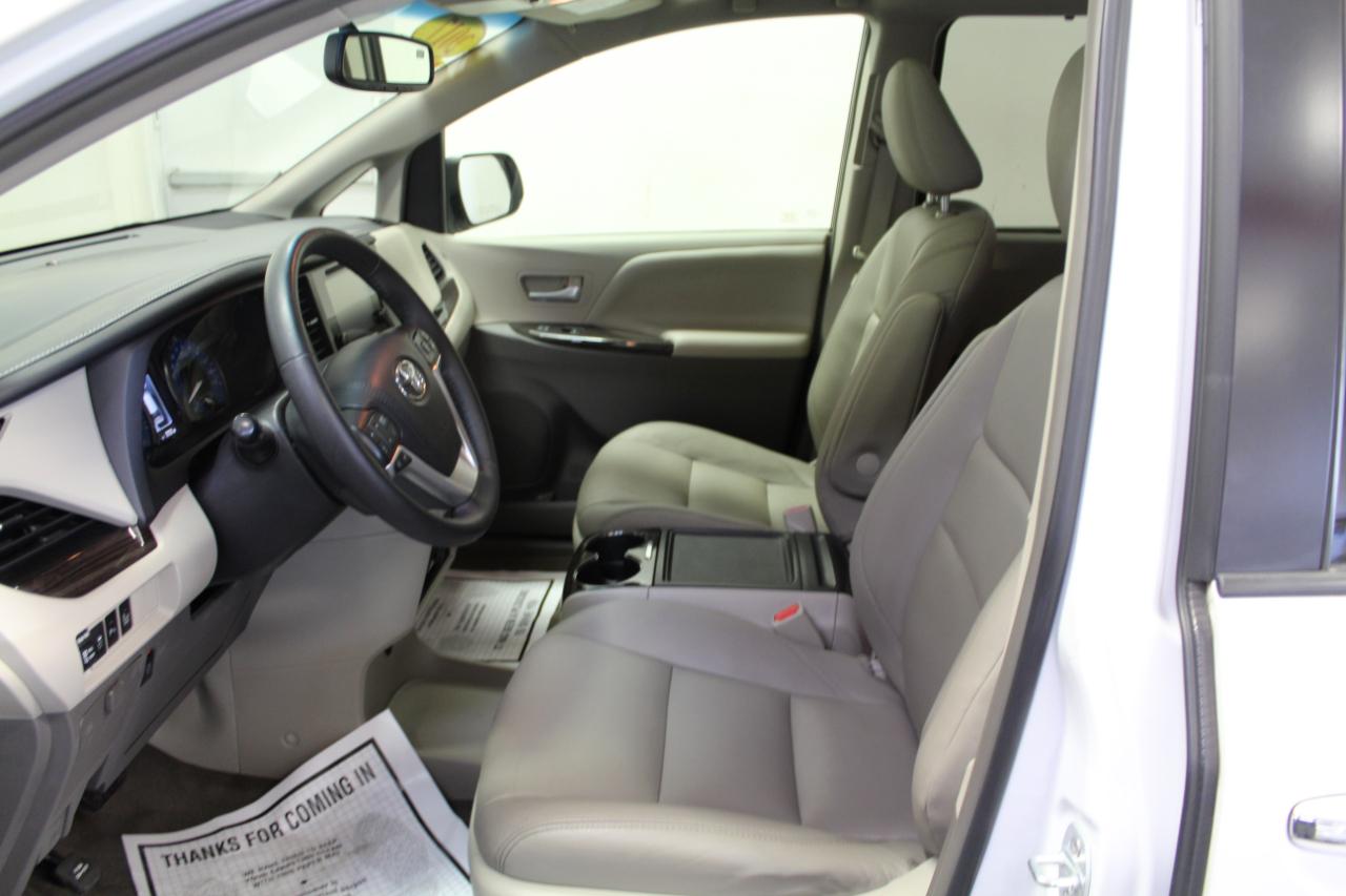 Toyota Sienna XLE AWD 7-Passenger (Natl) 2017
