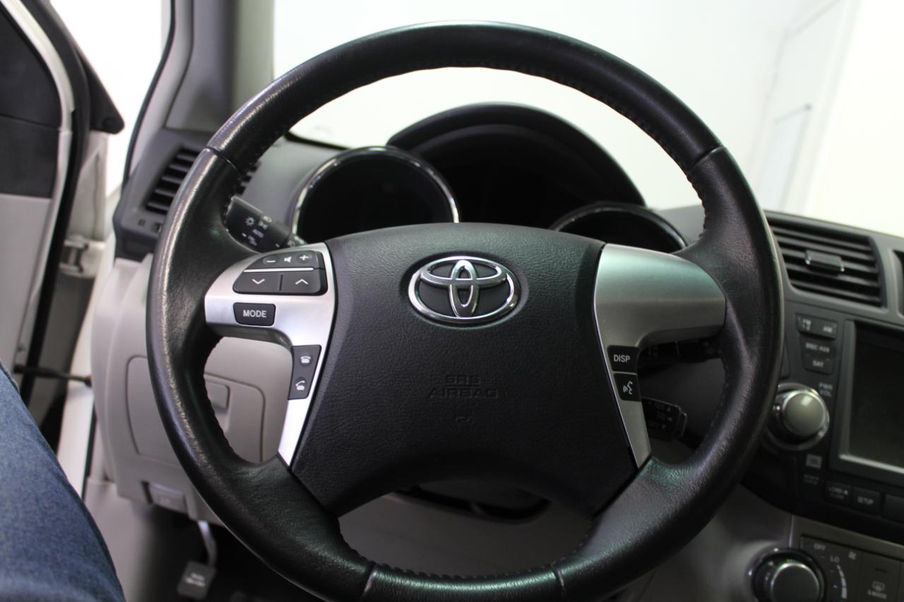 Toyota Highlander 4WD 4dr V6 (Natl) 2012