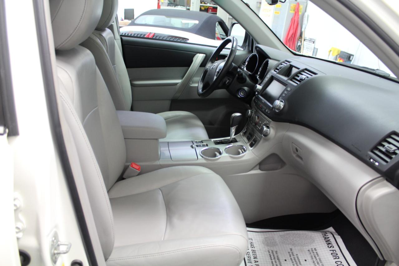 Toyota Highlander 4WD 4dr V6 (Natl) 2012