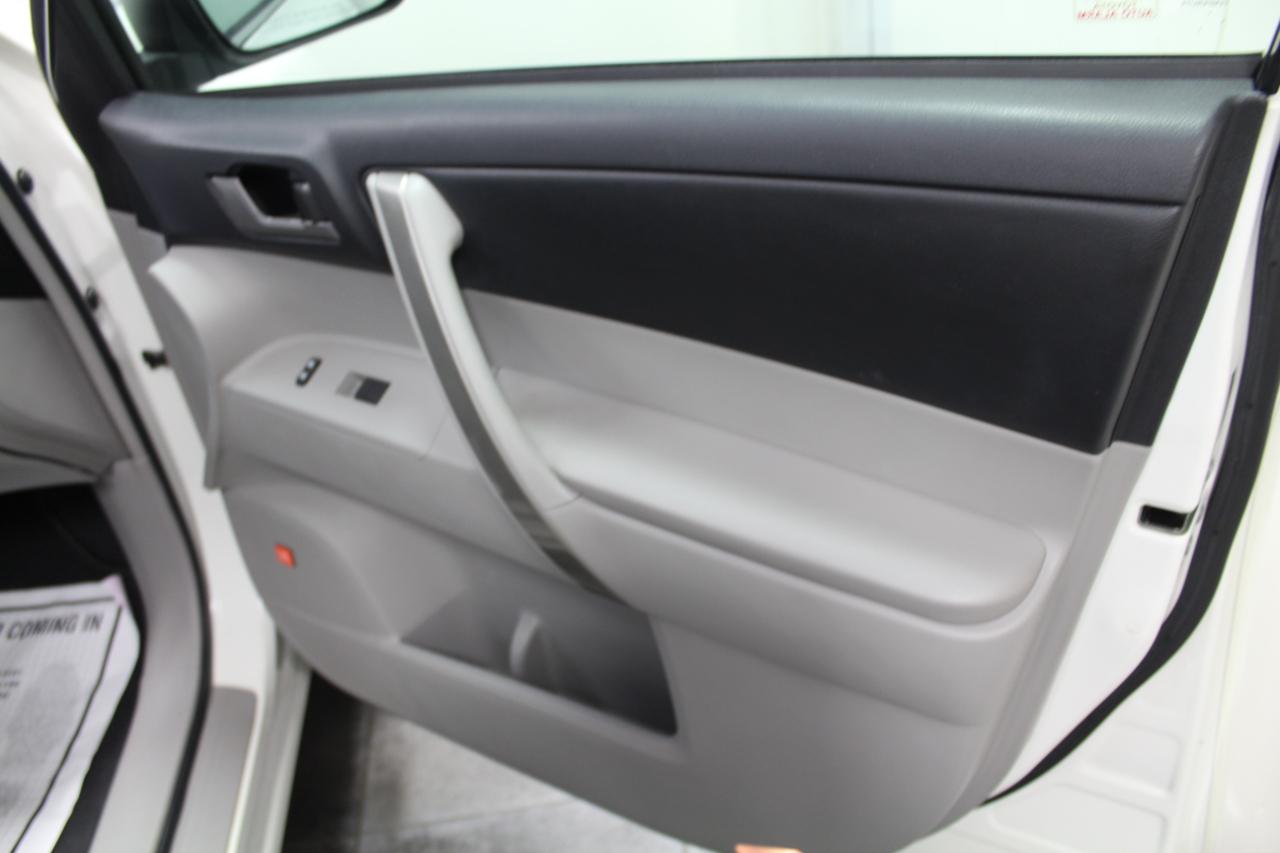 Toyota Highlander 4WD 4dr V6 (Natl) 2012