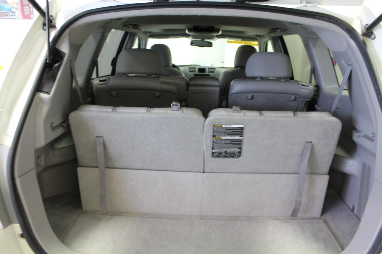 Toyota Highlander 4WD 4dr V6 (Natl) 2012
