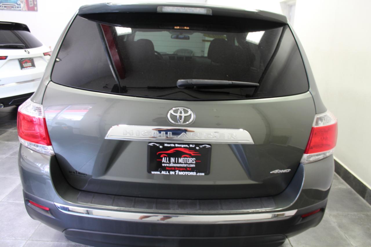 Toyota Highlander 4WD 4dr V6 (Natl) 2013