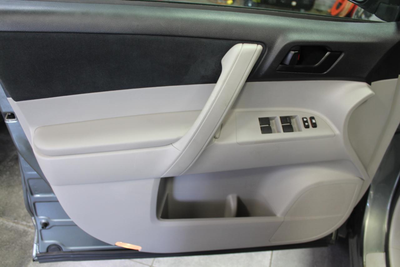 Toyota Highlander 4WD 4dr V6 (Natl) 2013