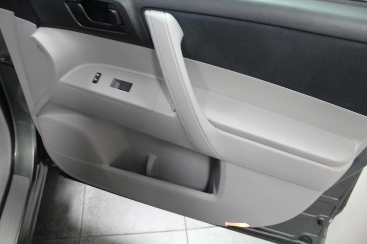 Toyota Highlander 4WD 4dr V6 (Natl) 2013
