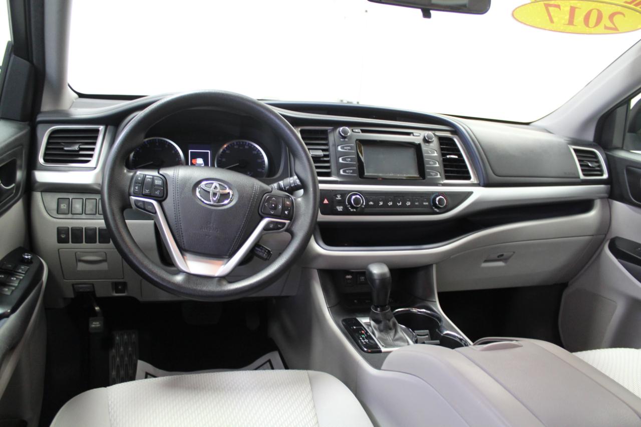 Toyota Highlander LE V6 AWD (Natl) 2017