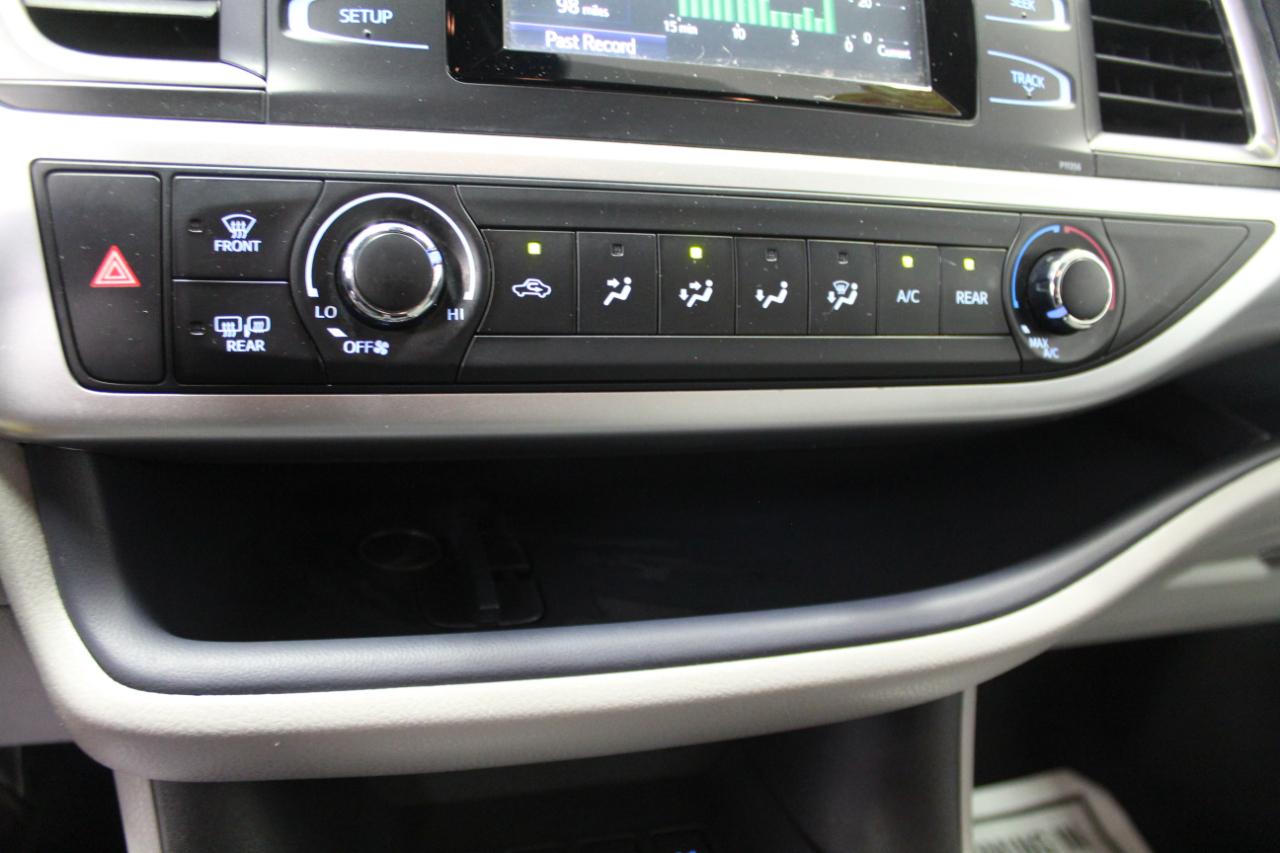 Toyota Highlander LE V6 AWD (Natl) 2017