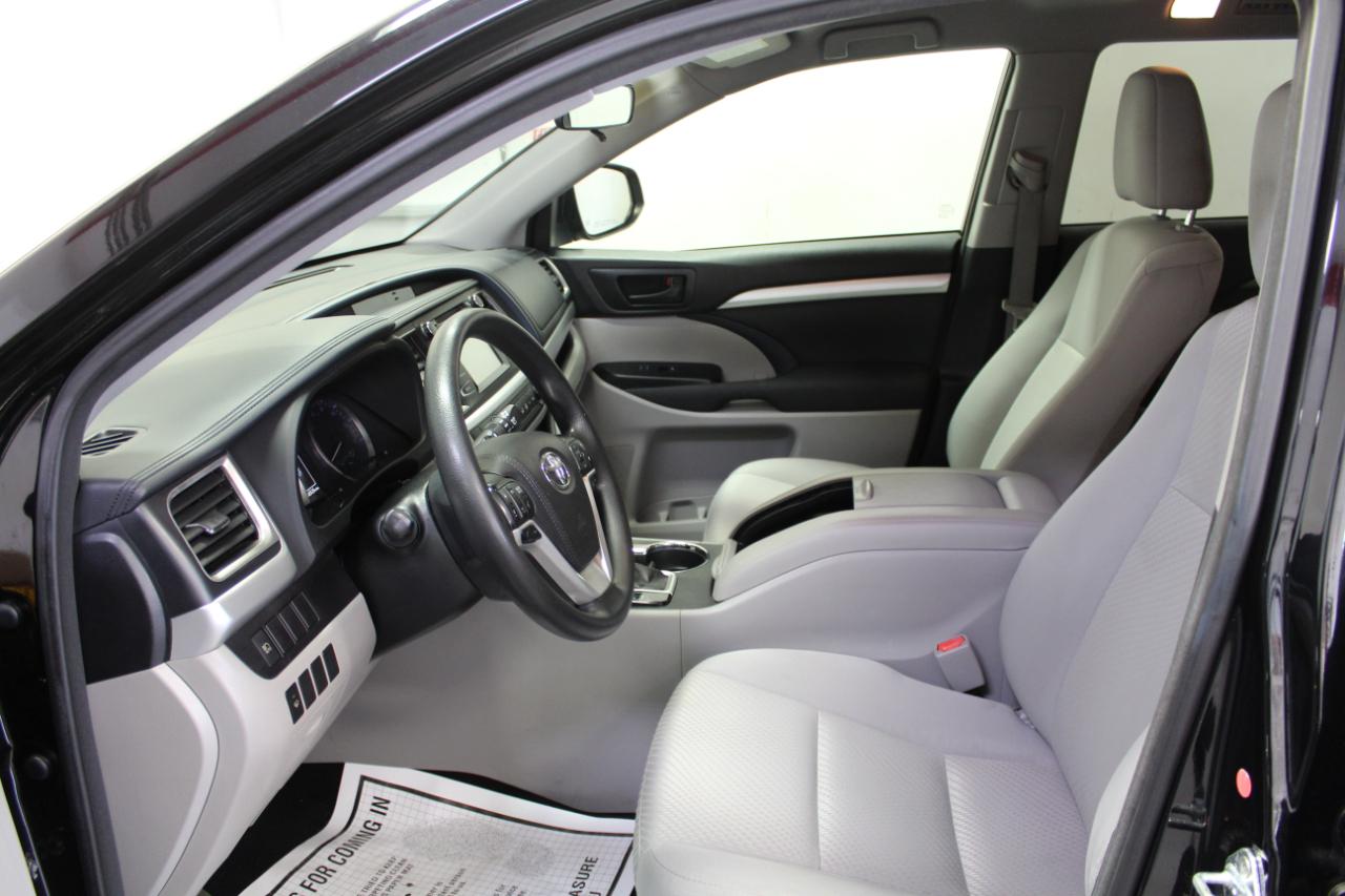 Toyota Highlander LE V6 AWD (Natl) 2017