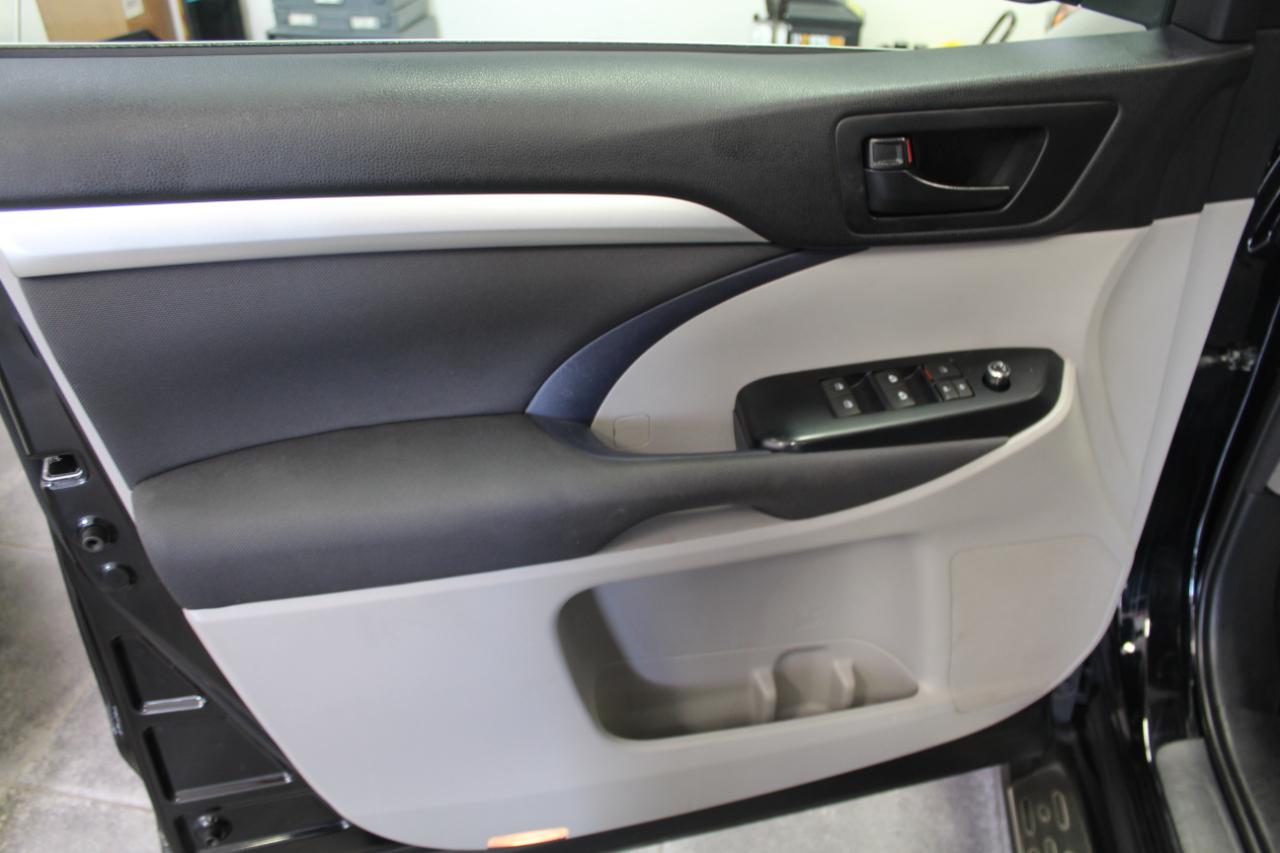Toyota Highlander LE V6 AWD (Natl) 2017