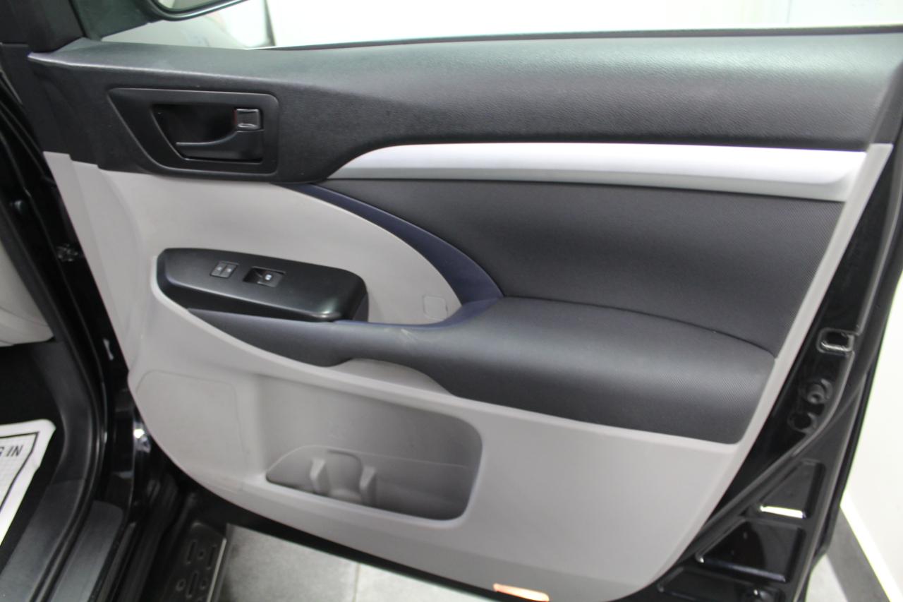 Toyota Highlander LE V6 AWD (Natl) 2017