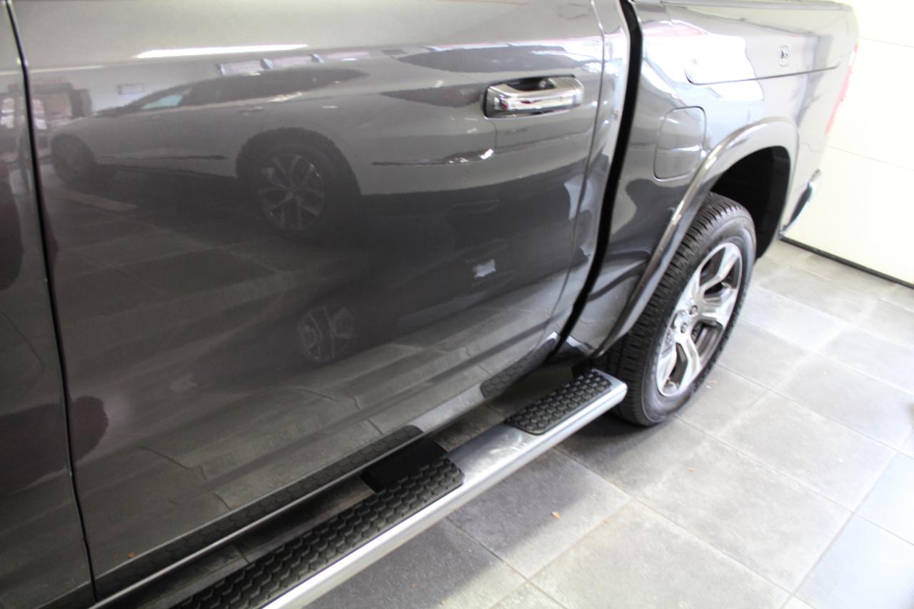 RAM 1500 Laramie 4x4 Crew Cab 5'7" Box 2020