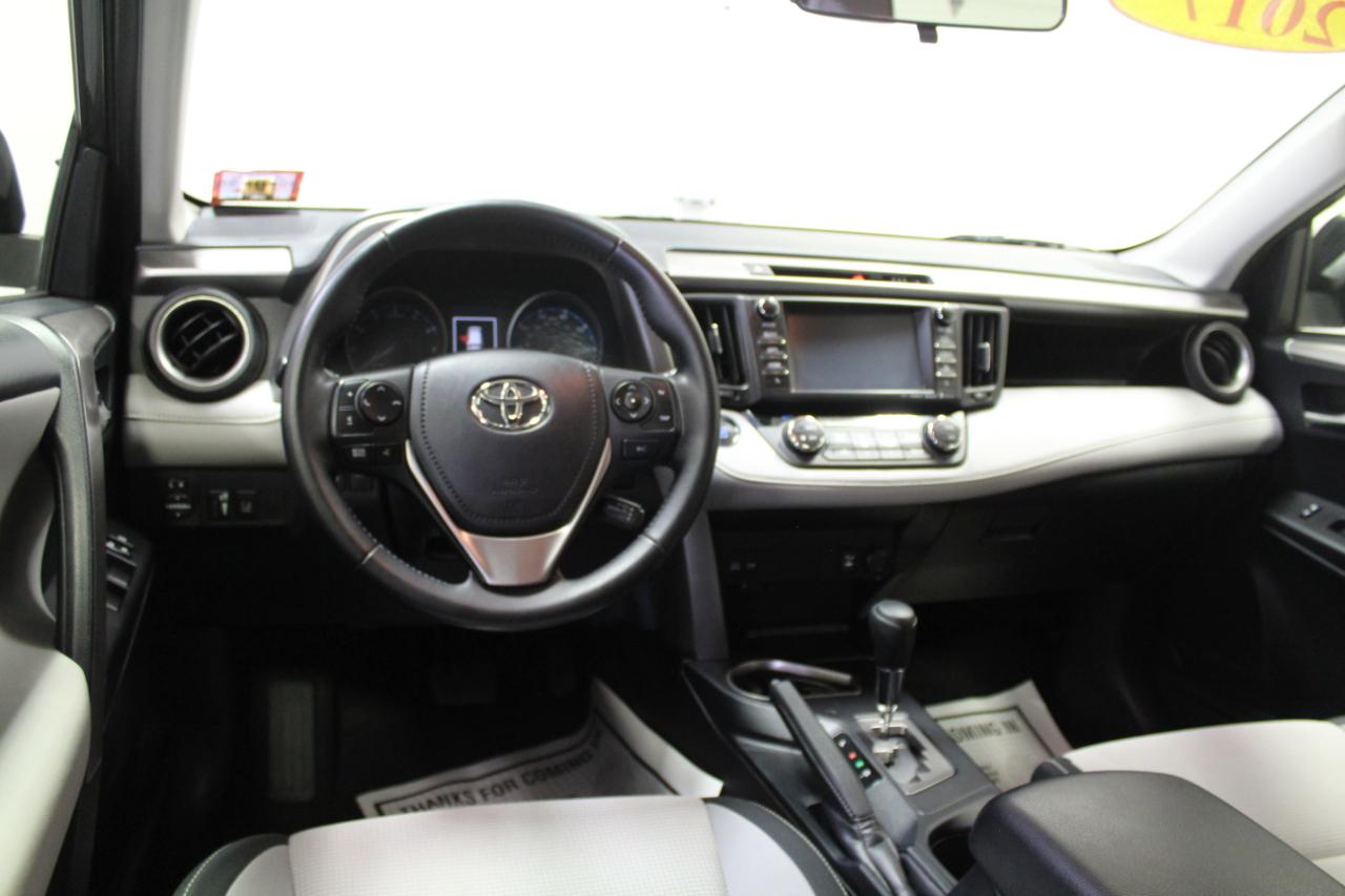 Toyota RAV4 XLE AWD (Natl) 2017