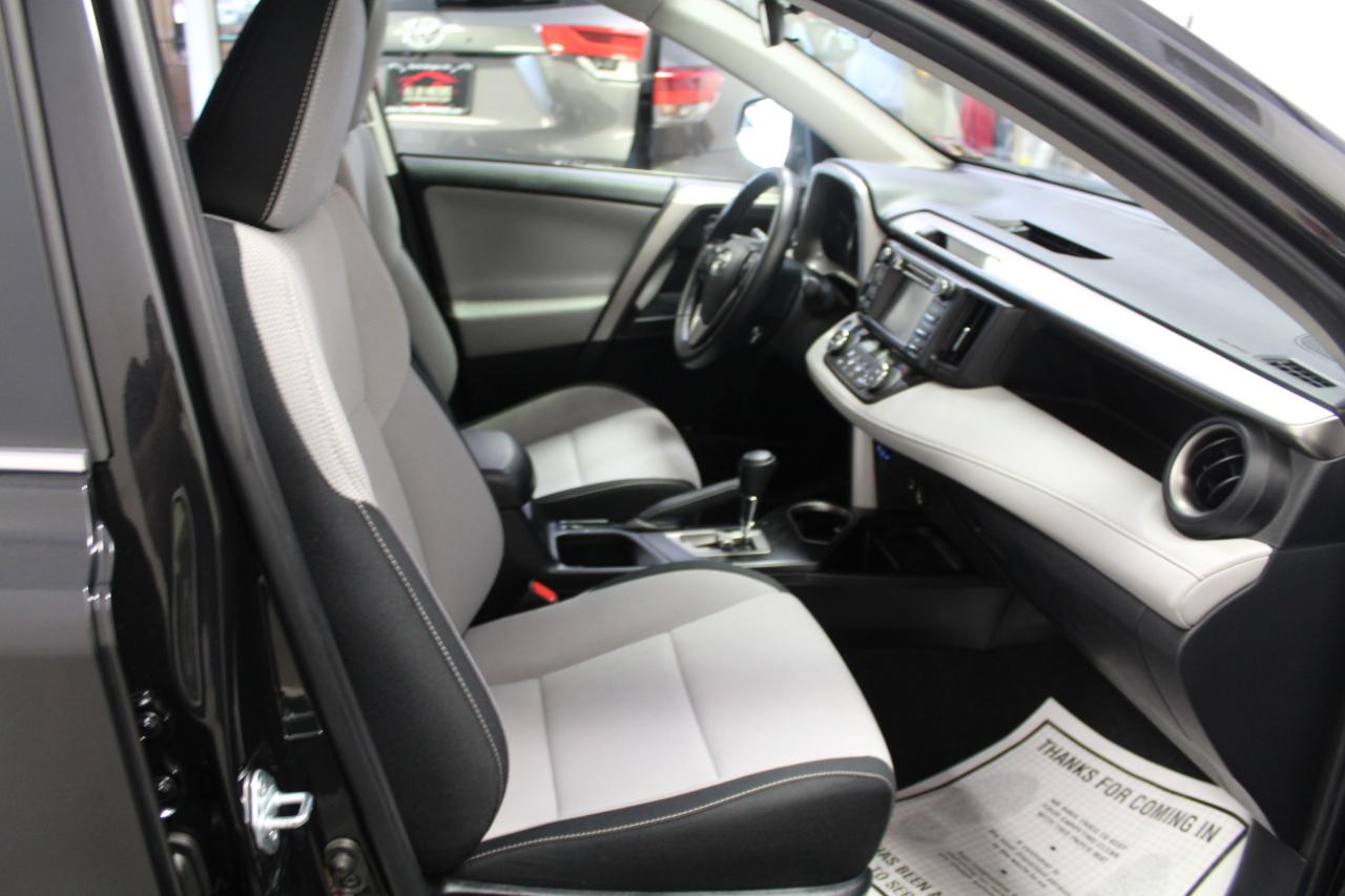 Toyota RAV4 Hybrid XLE AWD (Natl) 2017