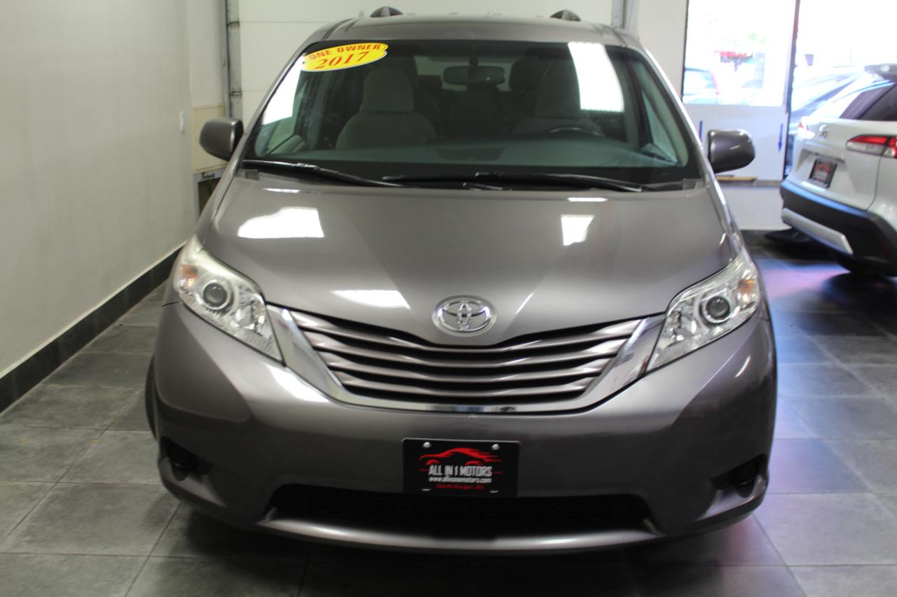 Toyota Sienna LE FWD 8-Passenger (Natl) 2017