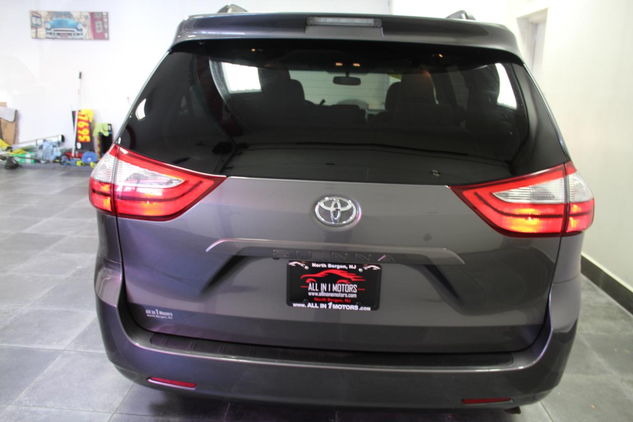 Toyota Sienna LE FWD 8-Passenger (Natl) 2017
