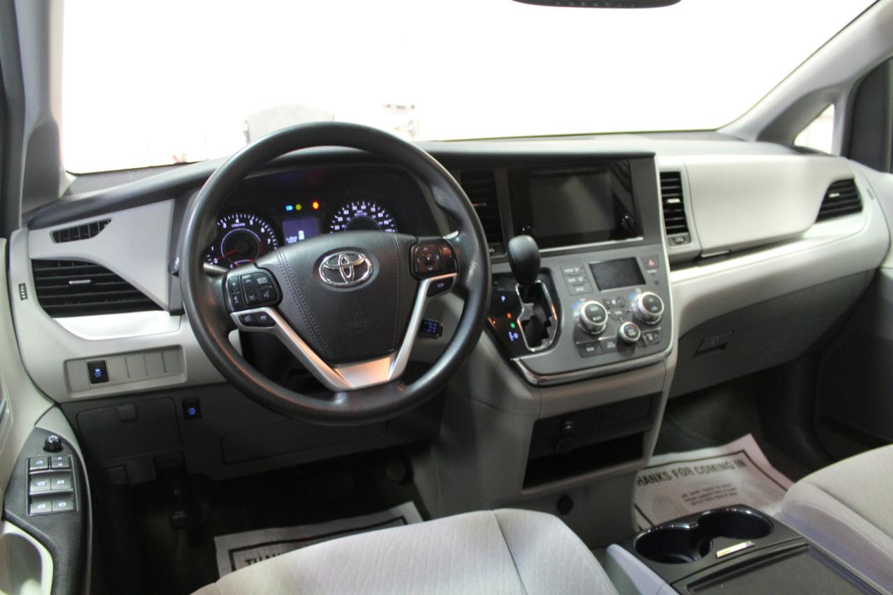 Toyota Sienna LE FWD 8-Passenger (Natl) 2017