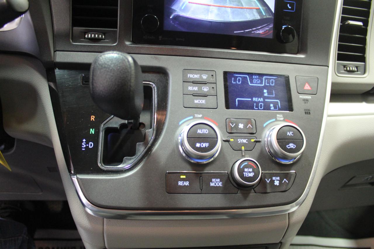 Toyota Sienna LE FWD 8-Passenger (Natl) 2017