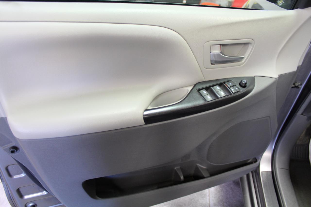 Toyota Sienna LE FWD 8-Passenger (Natl) 2017