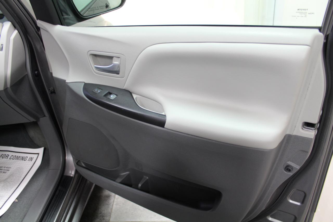 Toyota Sienna LE FWD 8-Passenger (Natl) 2017