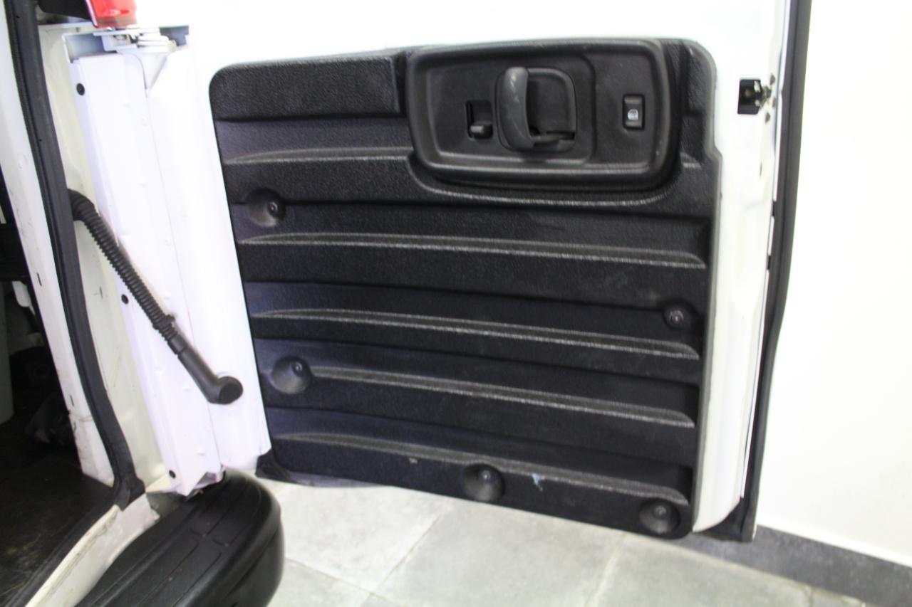 GMC Savana Cargo Van RWD 2500 135" 2016